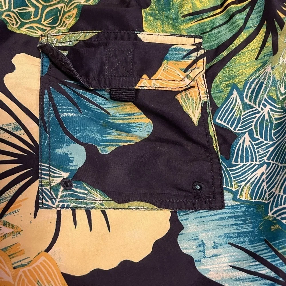 PINEAPPLE CARIBBEAN SWIMWEAR MENS XL ,‎ CARGO POCKET, PINEAPPLE & FLORAL PATTERN